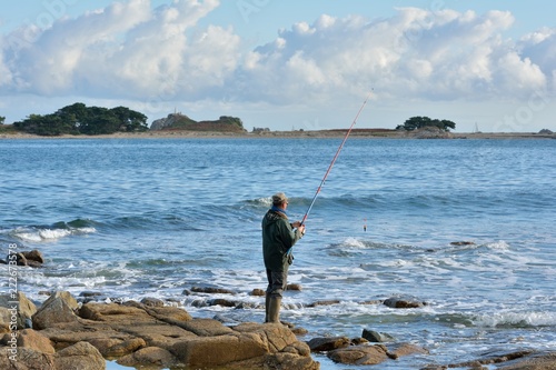 Pêcheur sur la côte bretonne