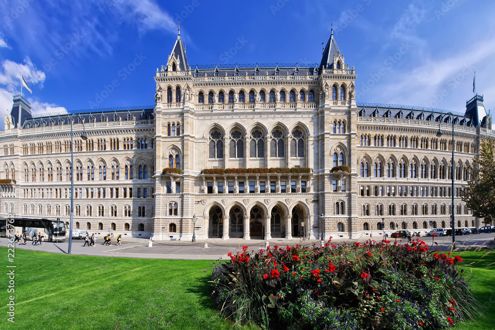 Rückseite des Rathauses von Wien mit Grünanlage