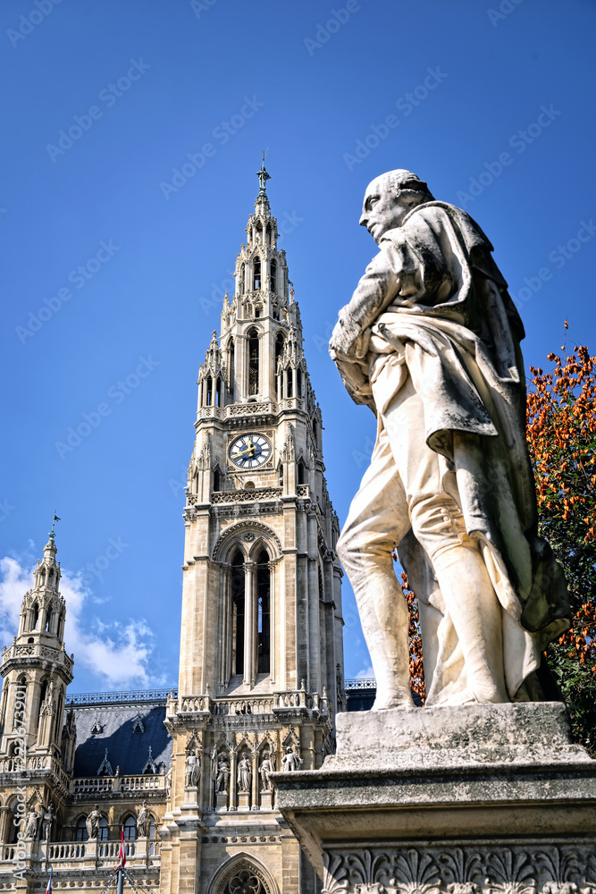 Rathaus in Wien mit Statue Joseph von Sonnenfels