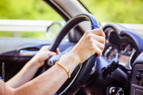 Interieur und Lenkrad eines Autos: Frau sitzt hinterm Steuer © Patrick Daxenbichler