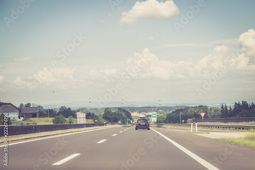 Verkehr auf Autobahn  Asphalt  Autos und blauer Himmel
