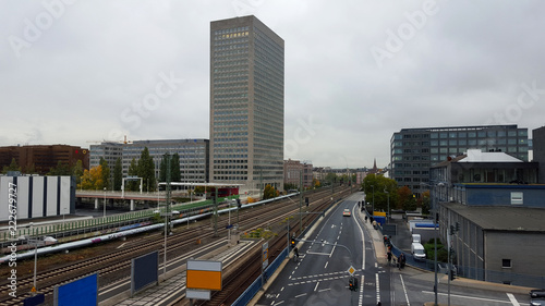 hochkant format einer ansicht der straße mit hochhaus in frankfurt am main fotografiert während einer sightseeing tour in frankfurt am main mit einem weitwinkel objektiv