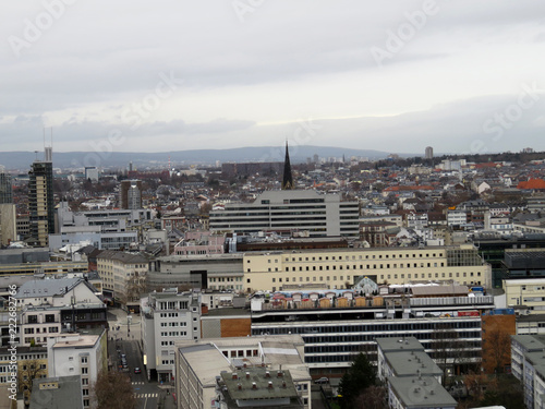 weitblick über frankfurt am main  fotografiert während einer sightseeing tour von einer kirchturmplattform in frankfurt am main mit einem weitwinkel objektiv