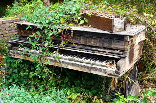 Sehr altes Klavier im Garten