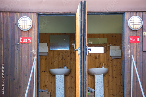 Toiletten in Bayern, nach Geschlecht getrennt in Madl und Buam photo