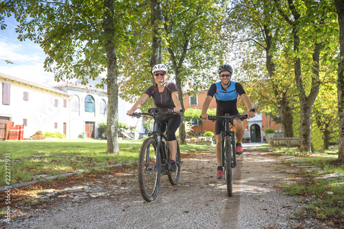 Pärchen auf der Biketour mit dem E-Bike