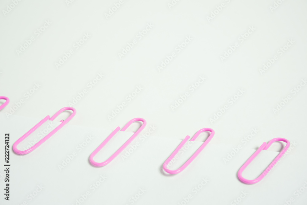 Colorful clip on paper. 紙をクリップで止める Colorful clip on paper. 紙をクリップで止める