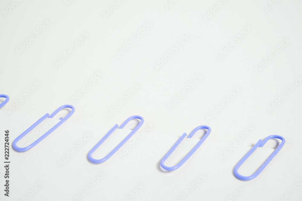 Colorful clip on paper. 紙をクリップで止める Colorful clip on paper. 紙をクリップで止める