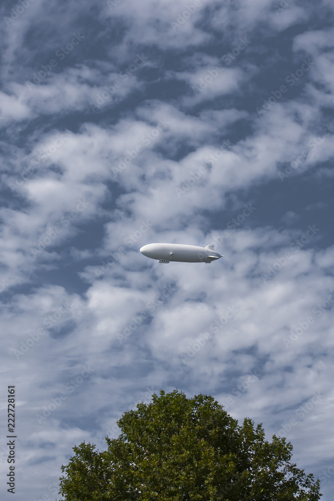 Obraz premium Dirigible en el cielo nublado