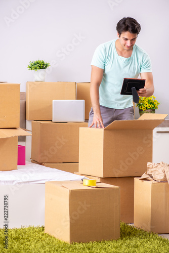 Young man moving to new apartment © Elnur