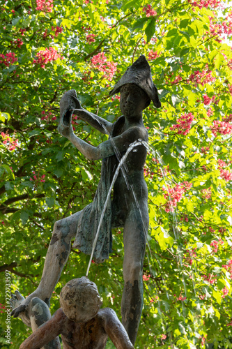 Brunnen mit Bronzeskulptur  Raufende Knaben  in Erfurt  Th  ringen