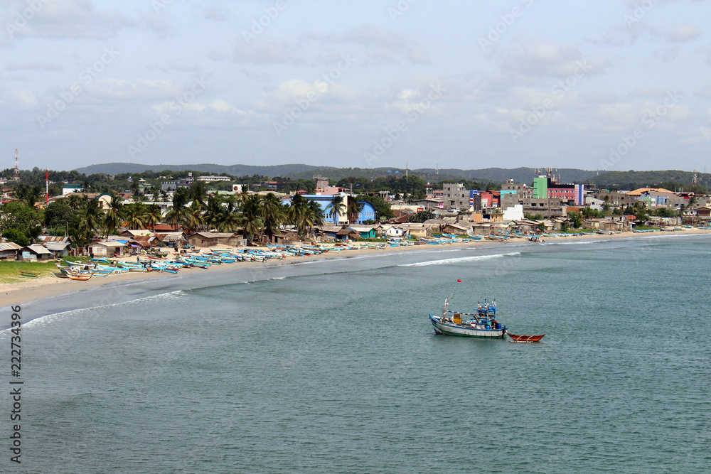 Obraz premium The boats are lining in the quiet sea of Dutch Bay in Trincomalee