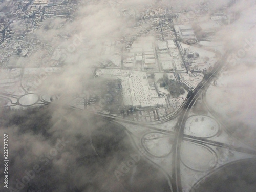 Vue aerienne du Sud-Est de la région parisienne sous les nuages et la neige