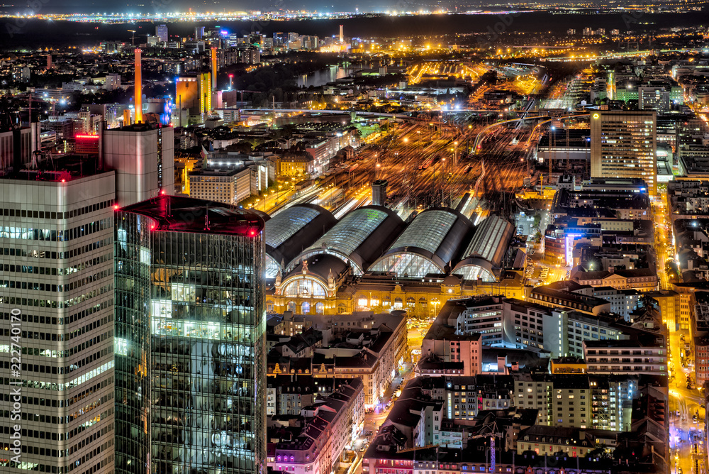 Fototapeta premium Das Frankfurter Bahnhofs- und Bankenviertel bei Nacht und künstlicher Beleuchtung