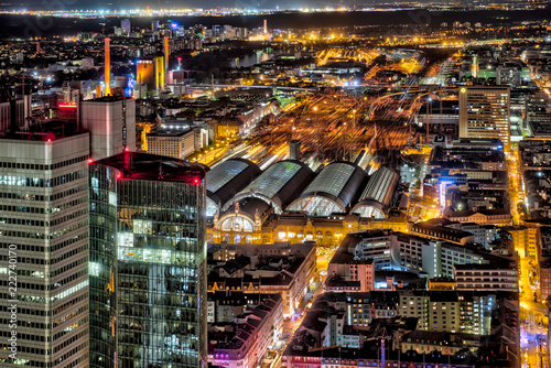 Das Frankfurter Bahnhofs- und Bankenviertel bei Nacht und künstlicher Beleuchtung © Frank Wagner