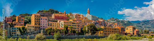 Valokuva Colorful old buildings of a hilltop medieval town of Vintimiglia in Italy across