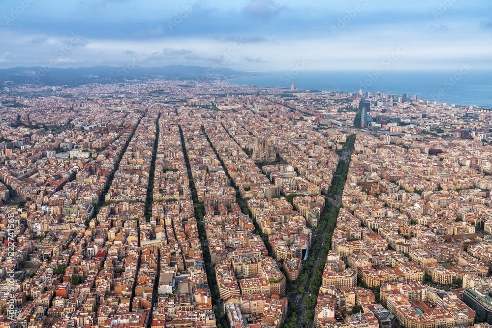 Naklejka premium Barcelona z lotu ptaka, szeroki kąt widzenia na panoramę miasta i miejską siatkę, Hiszpania
