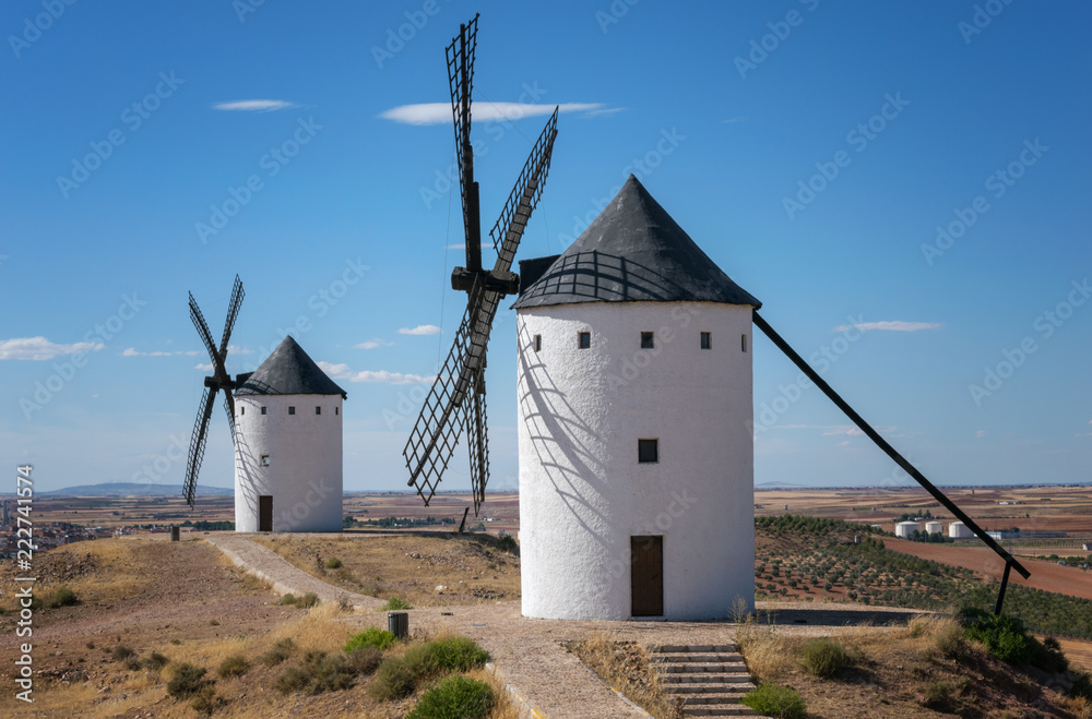 Molinos de viento en Alcázar de San Juan. Castilla La Mancha. España.