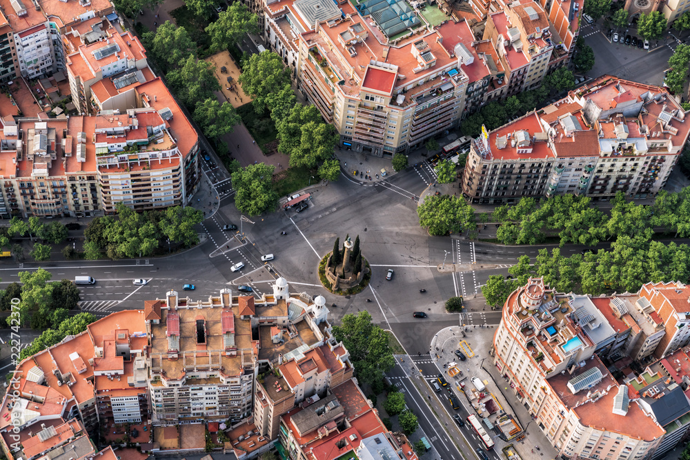 Naklejka premium Barcelona z lotu ptaka prosto w dół, ulice i budynki Eixample, słynna sieć miejska, Hiszpania.