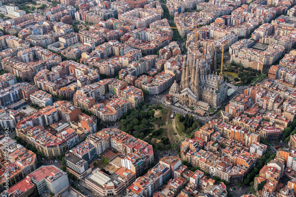 Obraz premium Widok z lotu ptaka dzielnicy mieszkalnej Barcelona Eixample, Hiszpania