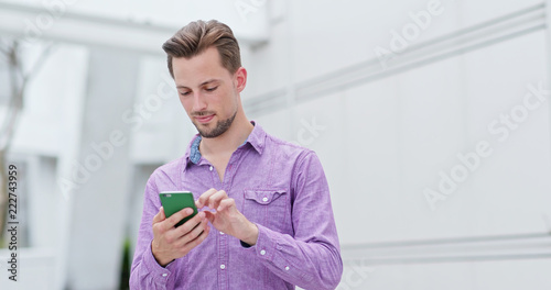 Canvas Print Young man use of mobile phone in the city