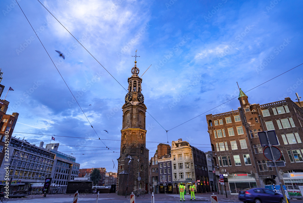 Naklejka premium 朝陽に照らされるMUNT PLEIN