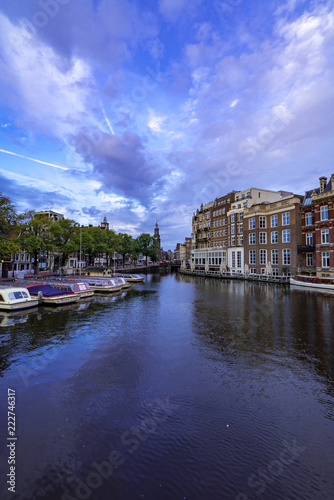 朝日に照らされるアムステルダムの川と街並み