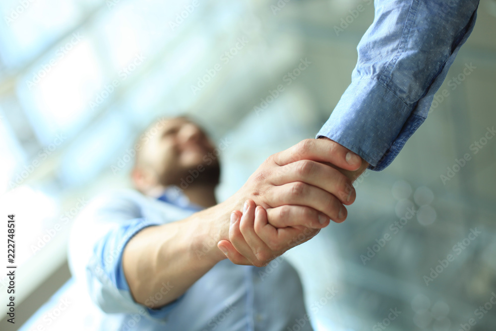 Fototapeta premium Business people shaking hands, finishing up a meeting.