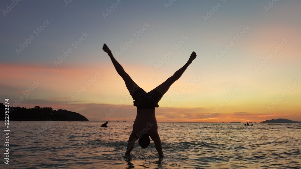 Fototapeta premium Handstand im Meer