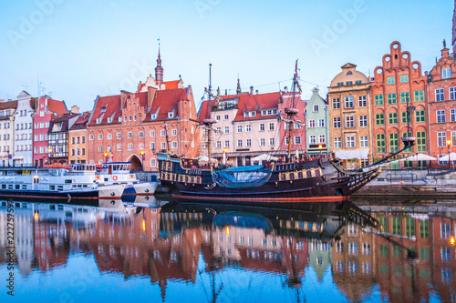 Stare Miasto w Gdańsku i słynny dźwig o niesamowitym wschodzie słońca. Gdańsk Polska