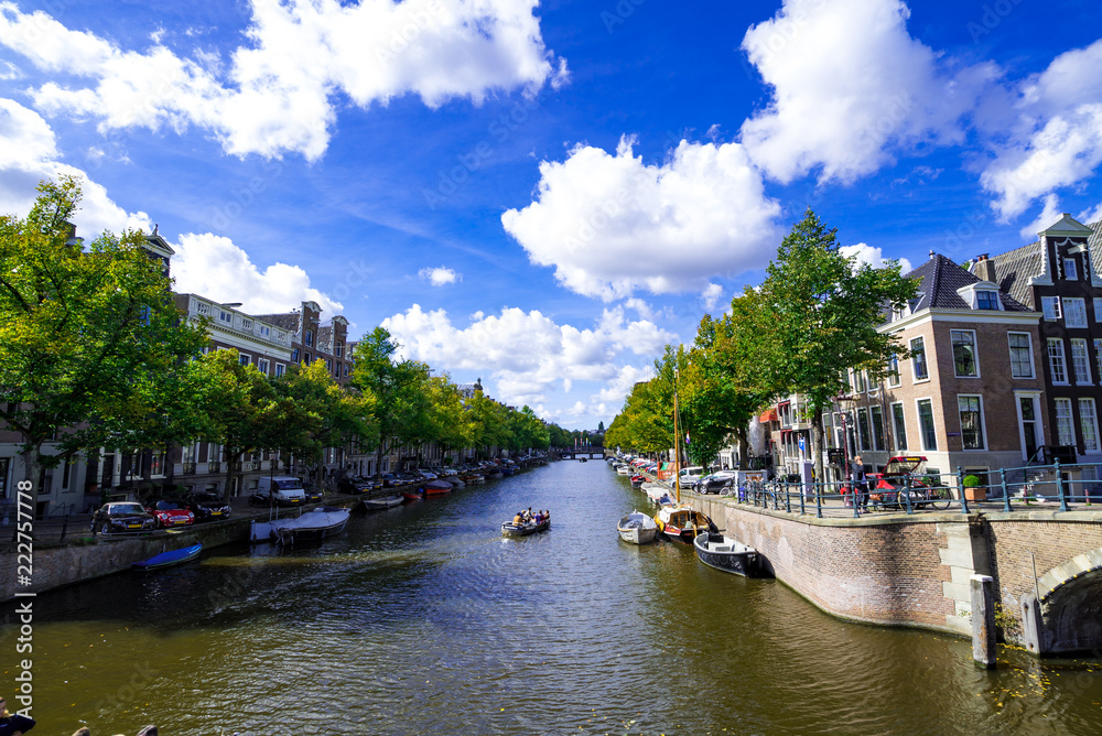 アムステルダムの街と川