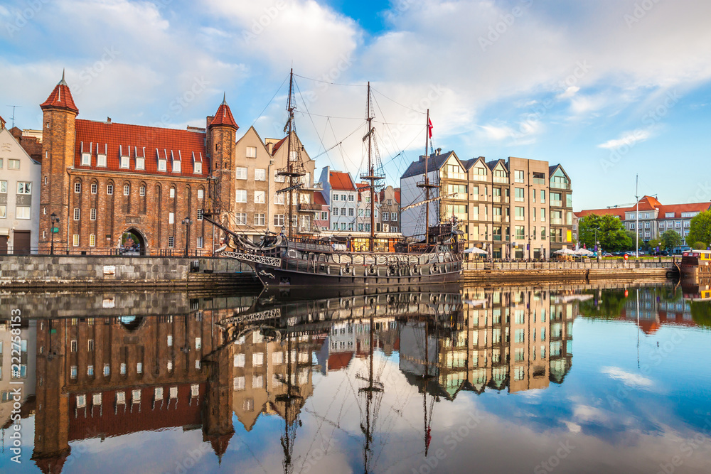 Naklejka premium Gdansk old town and famous crane at amazing sunrise. Gdansk. Poland