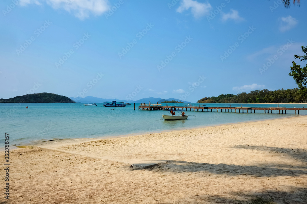 Obraz premium Tropical Idyllic Beach in vacation time.Boat Harbor in koh mak island.Holiday on the beach,Summer concept,Koh mak island trat Thailand.