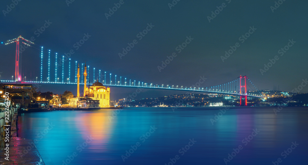 Obraz premium istanbul bosphorus bridge night long exposure