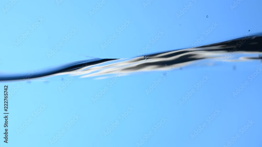 Chorro de agua y Agua en movimiento, fondo azul