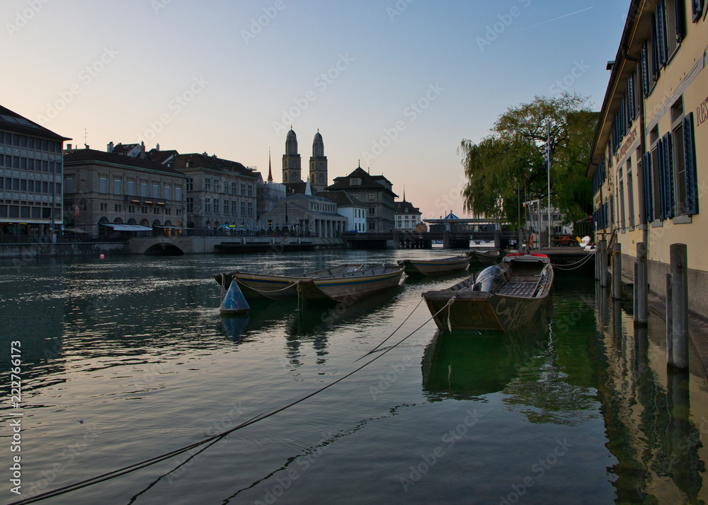 Zürich, Limmat und Ruderboote bei Sonnenaufgang