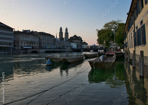 Obraz na płótnie Zürich, Limmat und Ruderboote bei Sonnenaufgang w salonie