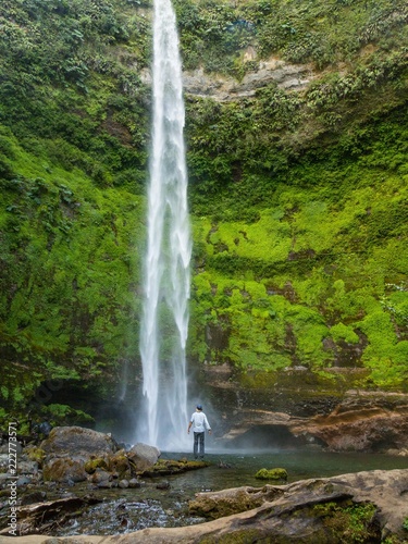 Homme debout en plein nature regardant une cascade chute d eau    Pucon au Chili 