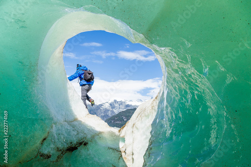 Bild auf Leinwand Homme sur Glacier  Glaciar Exploradores en Patagonie au Chili pic aventure froi