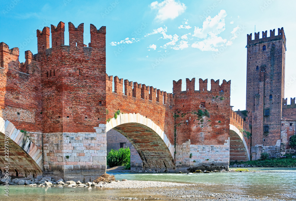 Il ponte di Castelvecchio a Verona visto dal basso