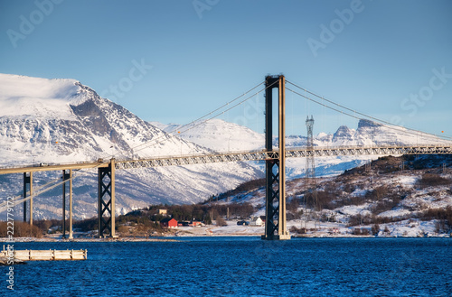 Fototapeta most i górski krajobraz ze śniegiem na Lofotach, Norwegia