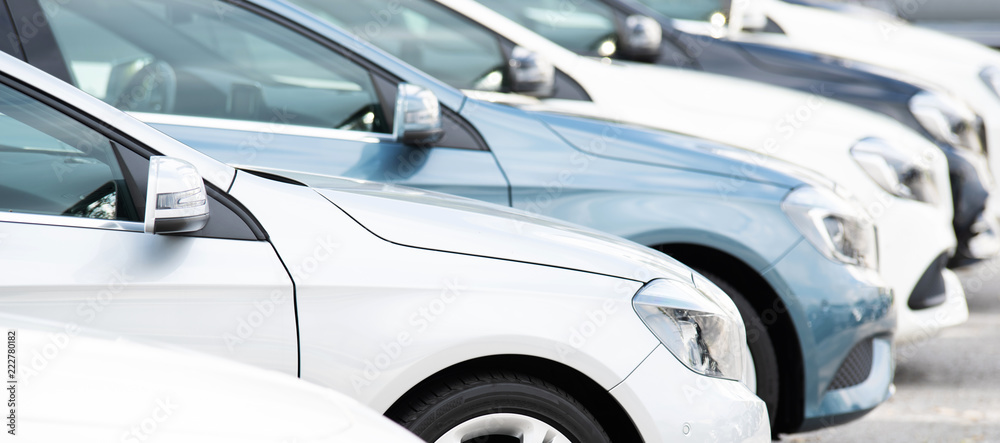 Autos in einer Reihe, Neuwagen, Gebrauchtwagen 