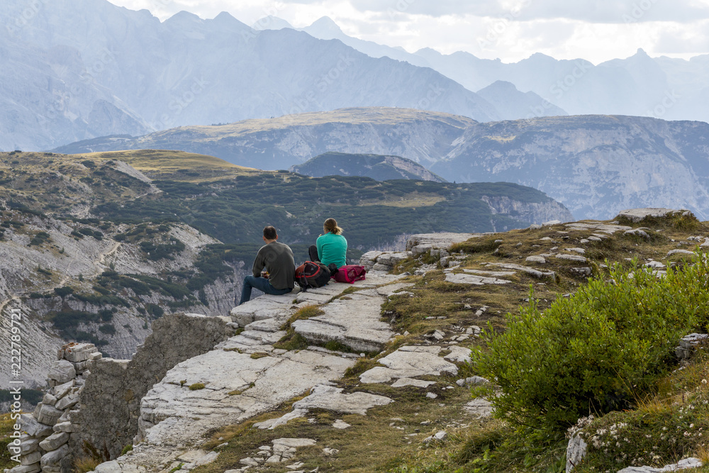 Fototapeta premium Wandern entlang der Zinnen