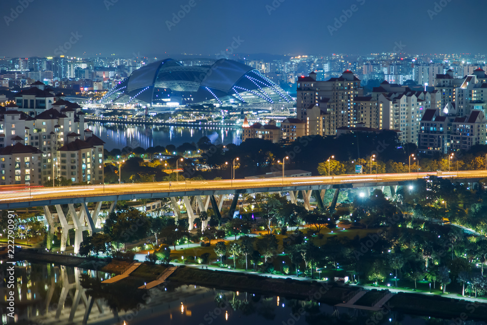 Fototapeta premium Panoramę Singapuru. Stadion Narodowy. Widok z lotu ptaka na oświetlone miasto nocą