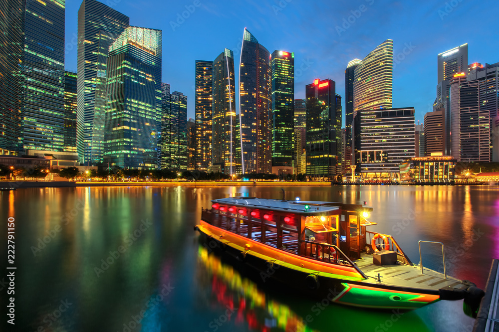 Naklejka premium Panoramę miasta Singapur. Rejs wycieczkowy i widok na dzielnicę biznesową. Śródmieście odbicie w wodzie o zmierzchu w Marina Bay. Pejzaż miejski