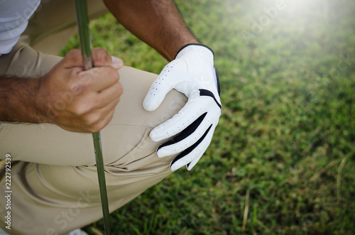 Golfers have severe knee pain while playing golf