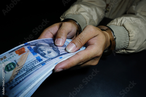 Male prisoner handcuffed to the dollar as evidence of the case