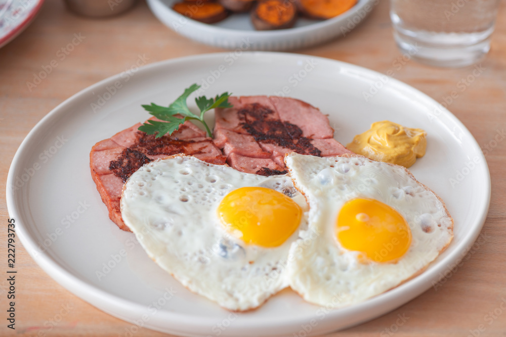 Leberkäse Fleischkäse Frühstück Essen mit Spiegel Ei in der Pfanne angebraten Leberkäse Fleischkäse Frühstück Essen mit Spiegel Ei in der Pfanne angebraten