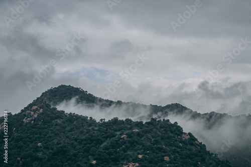 Fototapeta samoprzylepna Chmury nad górami