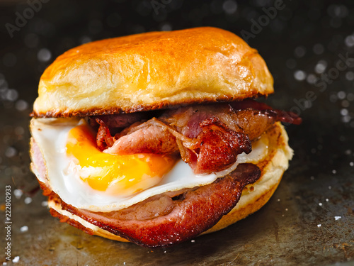 Obraz na płótnie rustic bacon egg breakfast sandwich bun w salonie